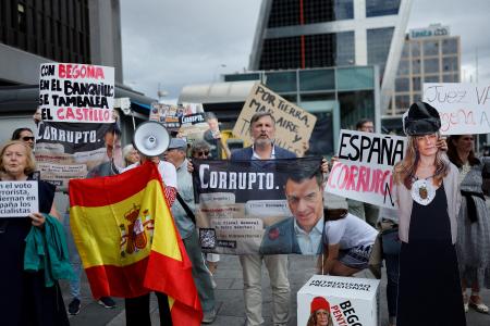 A Madrid, des manifestants anti-corruption brandissent les portraits de Pedro Sánchez et de son épouse Begoña Gómez