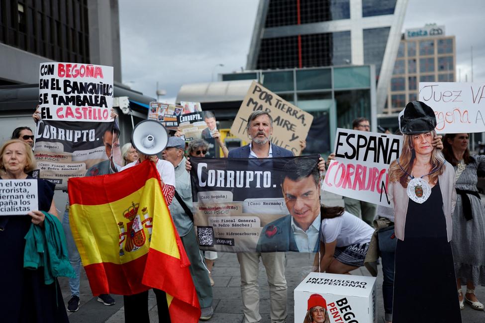 A Madrid, des manifestants anti-corruption brandissent les portraits de Pedro Sánchez et de son épouse Begoña Gómez