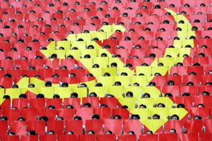 Des étudiants forment un grand drapeau communiste lors des célébrations officielles organisées devant l'ancien palais présidentiel du Sud à Hô Chi Minh-Ville le 30 avril 2005, à l'occasion du 30e anniversaire de la fin de la guerre du Vietnam.