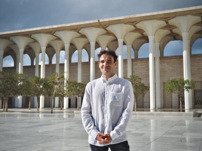 Cette photographie non datée, fournie par la famille Gleizes et diffusée le 30 juin 2025, montre Christophe Gleizes, journaliste sportif français de renom, dans un lieu inconnu. Condamné en Algérie pour « apologie du terrorisme », Gleizes a fait appel de sa peine de sept ans de prison le 30 juin 2025, a indiqué son avocat à l'AFP.