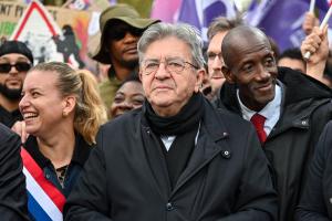 Mathilde Panot, présidente du groupe parlementaire La France Insoumise - Nouveau Front Populaire, Jean-Luc Mélenchon, candidat du parti La France Insoumise (LFI) à l'élection présidentielle française de 2027, et Bally Bagayoko, maire de Saint-Denis et membre du LFI, participent à une manifestation contre le « coût élevé de la vie » à Paris, le 17 octobre 2026. 