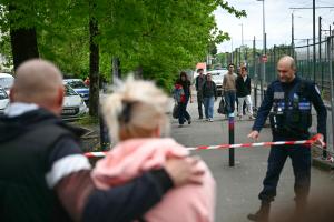 Un agent de la police municipale et des élèves près du lycée Notre-Dame de Toutes-Aides après une attaque au couteau.