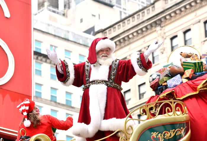 Le Père Noël salue les foules depuis son traîneau lors de la 94e édition annuelle du défilé de Thanksgiving de Macy's, le 26 novembre 2020 à New York.