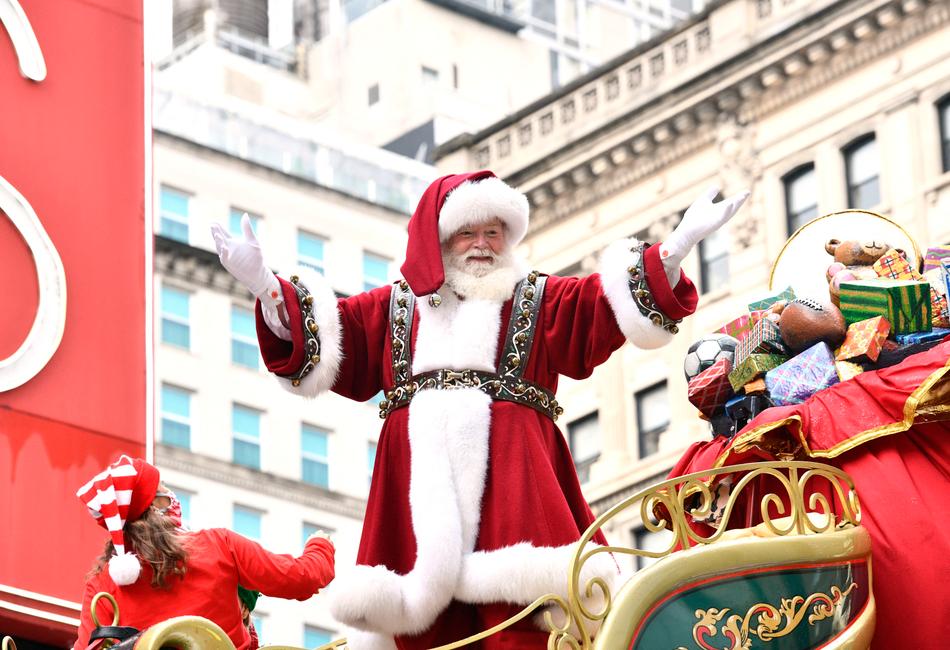 Le Père Noël salue les foules depuis son traîneau lors de la 94e édition annuelle du défilé de Thanksgiving de Macy's, le 26 novembre 2020 à New York.