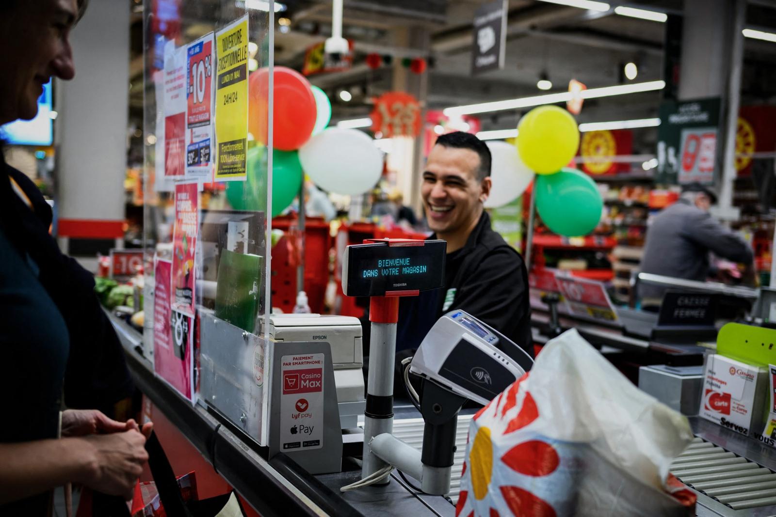 Un employé travaille à la caisse d'un supermarché Casino à Tassin-la-Demi-Lune, dans le centre de la France, le 28 avril 2023.