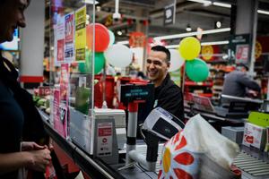 Un employé travaille à la caisse d'un supermarché Casino à Tassin-la-Demi-Lune, dans le centre de la France, le 28 avril 2023.