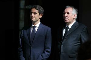 Gabriel Attal et François Bayrou écoutent des discours lors d'une réunion du parti centriste français Renaissance, à la Cité du Cinéma de Saint-Denis, au nord de Paris, le 6 avril 2025.