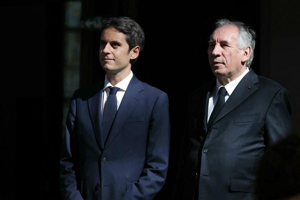 Gabriel Attal et François Bayrou écoutent des discours lors d'une réunion du parti centriste français Renaissance, à la Cité du Cinéma de Saint-Denis, au nord de Paris, le 6 avril 2025.