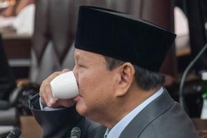 Le président indonésien Prabowo Subianto boit du café lors de son discours annuel sur l’état de la Nation, à la veille des célébrations de la fête de l’Indépendance du pays, à Jakarta, le 14 août 2026. (Image d'illustration)