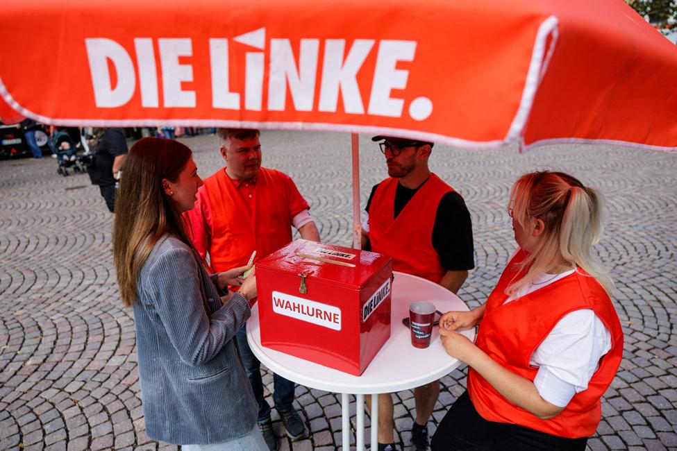 Des partisans du parti allemand Die Linke assistent à un meeting de campagne électorale à Bitterfeld-Wolfen, dans l'est de l'Allemagne, le 1er septembre 2026.