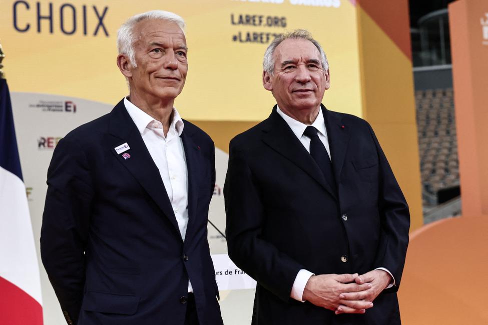 Le Premier ministre François Bayrou s'entretient avec le président du Medef, Patrick Martin, pour assister à la réunion des entrepreneurs français La REF 2025 à Roland-Garros à Paris, le 28 août 2025.