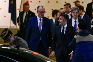 Friedrich Merz et Emmanuel Macron à l'ambassade de France à Berlin, le 18 mars 2025
