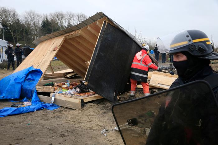 Des CRS assistent au démantèlement de la Jungle de Calais