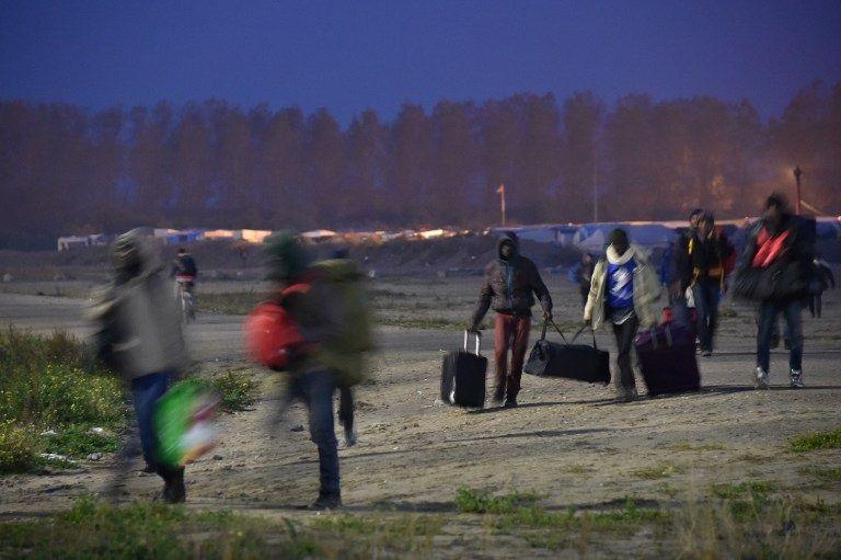 Des migrants tentant de se rendre en Grande-Bretagne après la destruction d'un campement à Calais