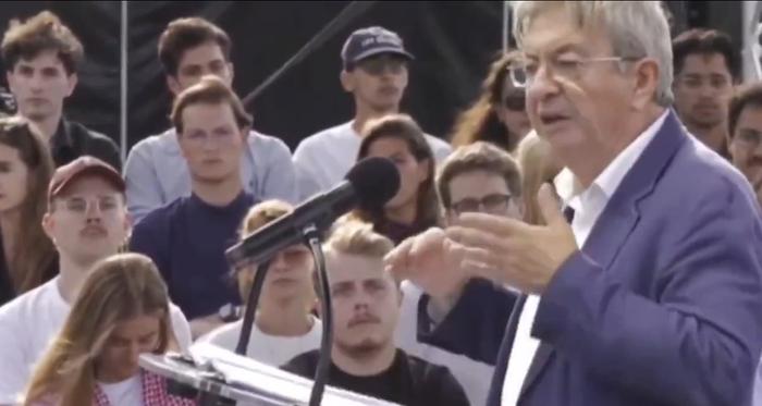 Jean-Luc Mélenchon tient un discours à l'université d'Été de la France Insoumise, août 2025.