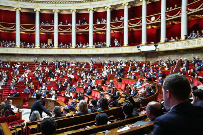 Des députés votent à main levée lors d'une séance de vote formel sur le projet de loi français instituant un droit à l'aide médicale à mourir à l'Assemblée nationale, le 25 février 2026.