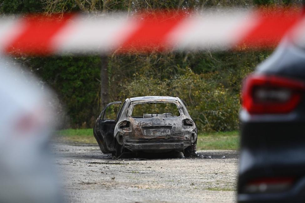 Cette photographie montre une voiture calcinée retrouvée par les gendarmes français à Saint-Pierre-d'Oléron le 5 novembre 2025, suite à un accident de la route survenu sur l'île d'Oléron, dans l'Atlantique.