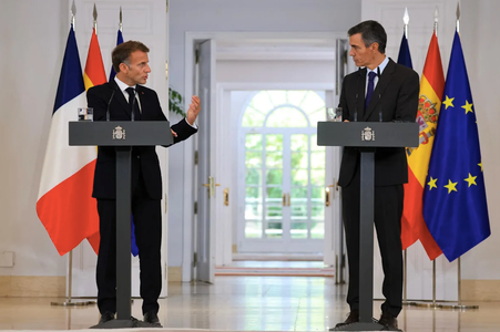Le président français Emmanuel Macron s'exprime aux côtés du Premier ministre espagnol Pedro Sánchez lors d'une conférence de presse conjointe au palais de la Moncloa, à Madrid, le 30 septembre 2026.