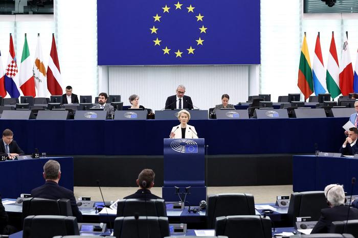 La présidente de la Commission européenne, Ursula von der Leyen, lors d'une session plénière au Parlement européen à Strasbourg, le 7 mai 2025.