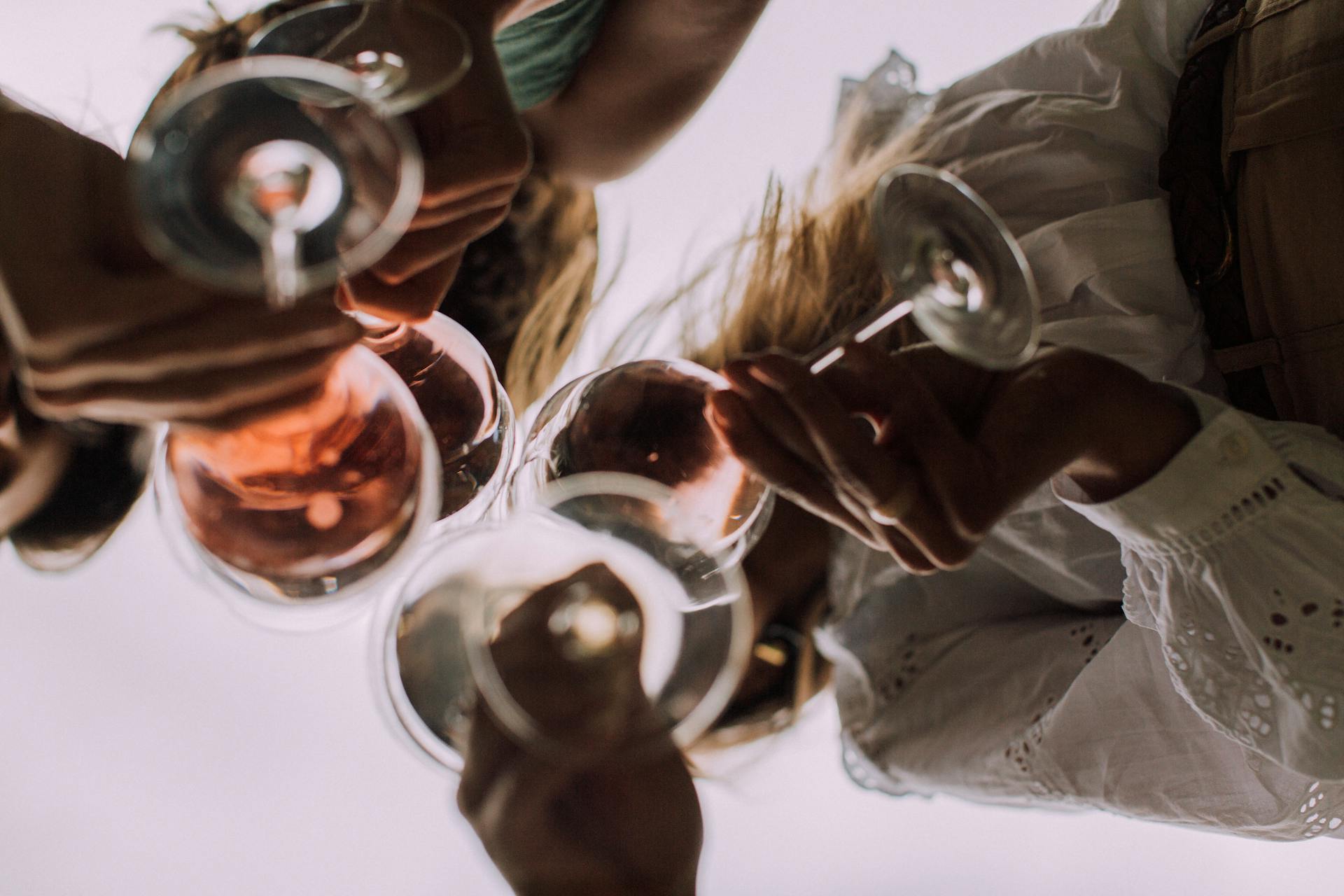 La génération Z ne boit pas moins d'alcool que les autres, elle boit différemment