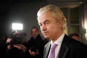La proposition a été présentée par Geert Wilders, du PVV, qui a souligné « l'infiltration subtile et de longue haleine des Frères musulmans, avec pour objectif ultime un empire islamique fondé sur la charia ».