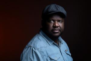 L'écrivain, poète et romancier québécois d'origine haïtienne Thelyson Orelien pose pour des photos lors d'une séance de prises de vues, à Paris, le 8 septembre 2026.