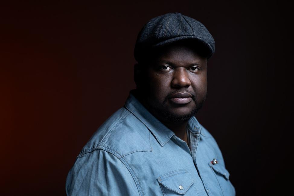 L'écrivain, poète et romancier québécois d'origine haïtienne Thelyson Orelien pose pour des photos lors d'une séance de prises de vues, à Paris, le 8 septembre 2026.