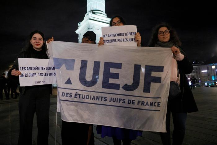 Des personnes se tiennent derrière un drapeau de l’UEJF (Union des étudiants juifs de France) lors d’un rassemblement organisé place de la Bastille, le 23 mars 2025. (Image d'illustration)