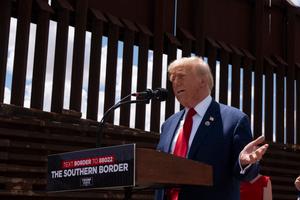 Donald Trump s'exprime à la frontière entre les États-Unis et le Mexique le 22 août 2024 au sud de Sierra Vista, en Arizona.