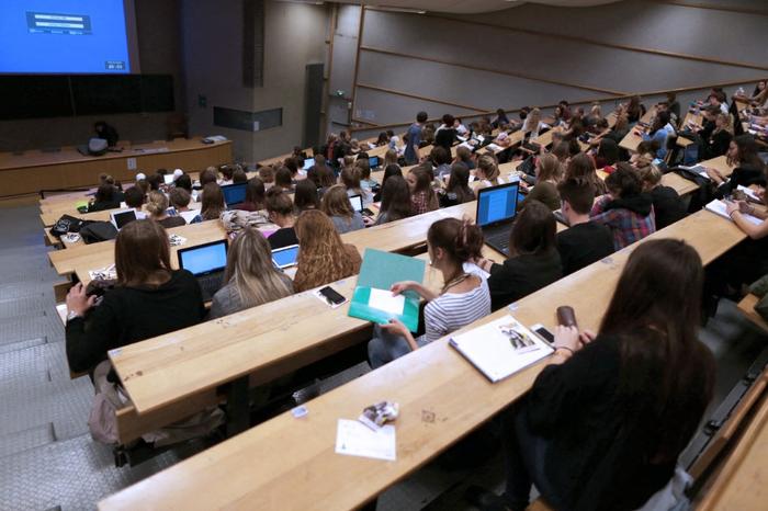 Des étudiants en sciences assistent à une réunion lors de leur premier jour de cours, à l'université de la ville de Caen.
