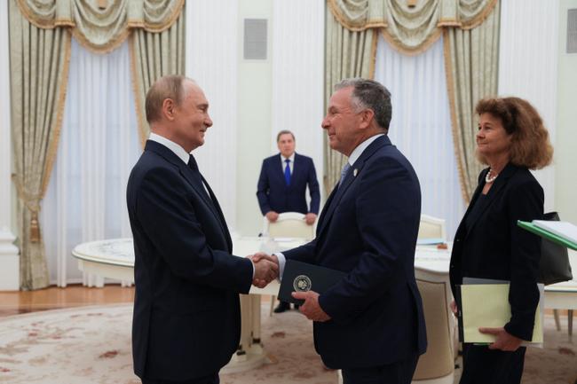 Le président russe Vladimir Poutine salue l'envoyé spécial américain Steve Witkoff avant leurs entretiens à Moscou le 6 août 2025.