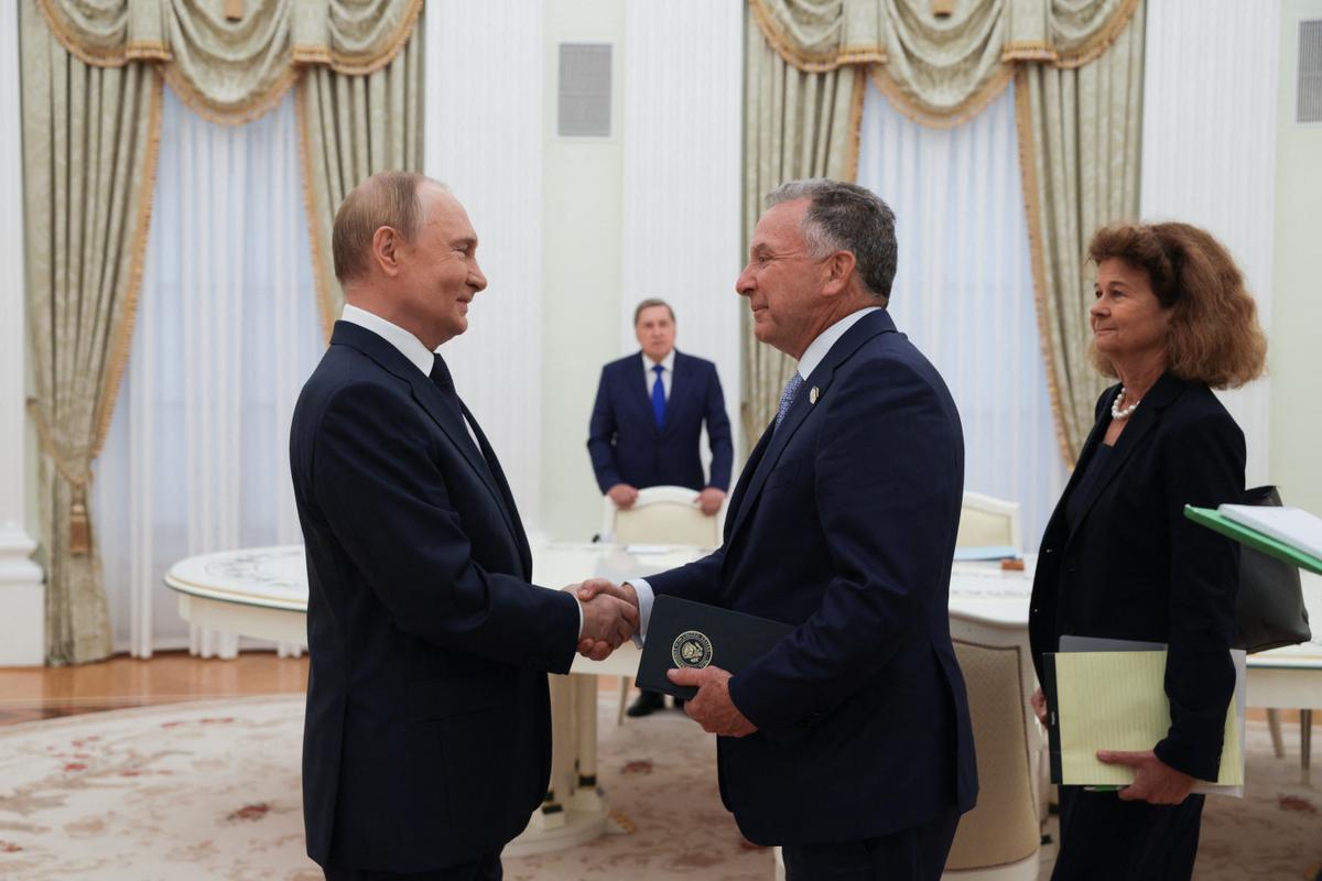 Le président russe Vladimir Poutine salue l'envoyé spécial américain Steve Witkoff avant leurs entretiens à Moscou le 6 août 2025.