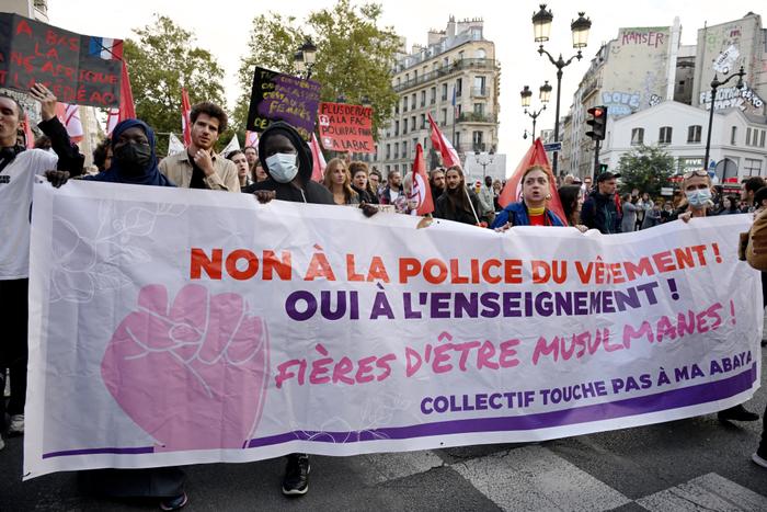 Des manifestants brandissent une banderole contre les mesures à l'école liées à l'abaya, lors d'une « marche unie », à l'appel d'ONG, de syndicats et de partis, à Paris, le 23 septembre 2023.