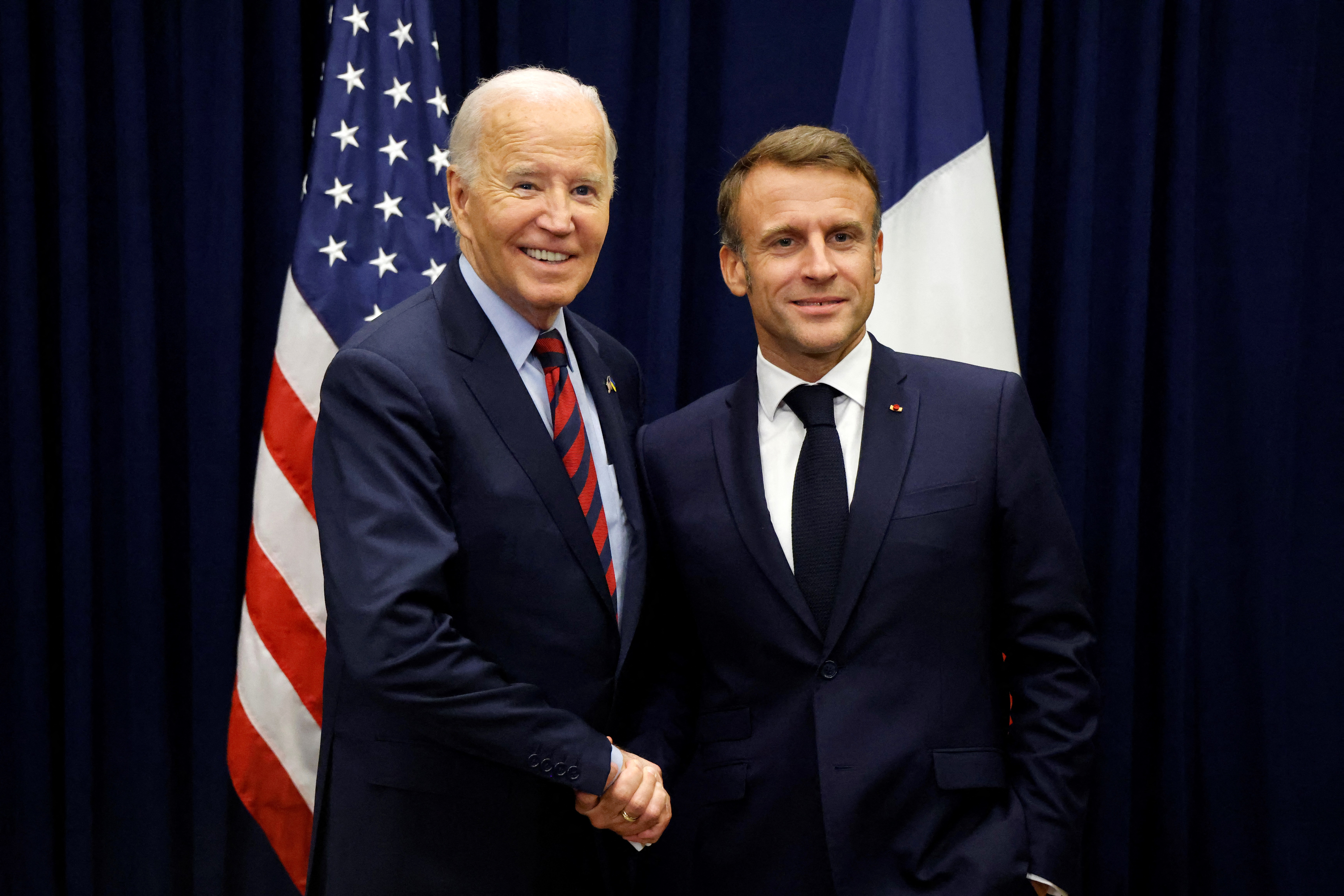 Martin Gurri : "Biden s'est comparé à Roosevelt, Macron à Jupiter et l'extravagance de leur autopromotion aggrave l'ampleur de leur échec"