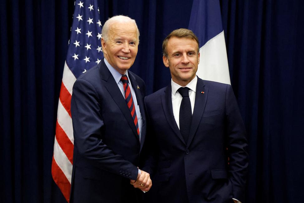 Le président français Emmanuel Macron serre la main du président américain Joe Biden en marge de la 79e session de l'Assemblée générale des Nations Unies à New York, le 25 septembre 2024.