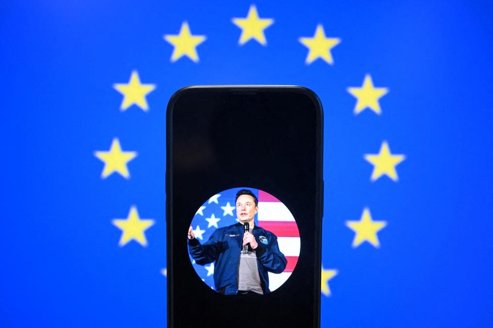 Le compte X (anciennement Twitter) d'Elon Musk affiché sur un smartphone devant un drapeau de l'Union européenne à Bruxelles, le 7 janvier 2025. 
