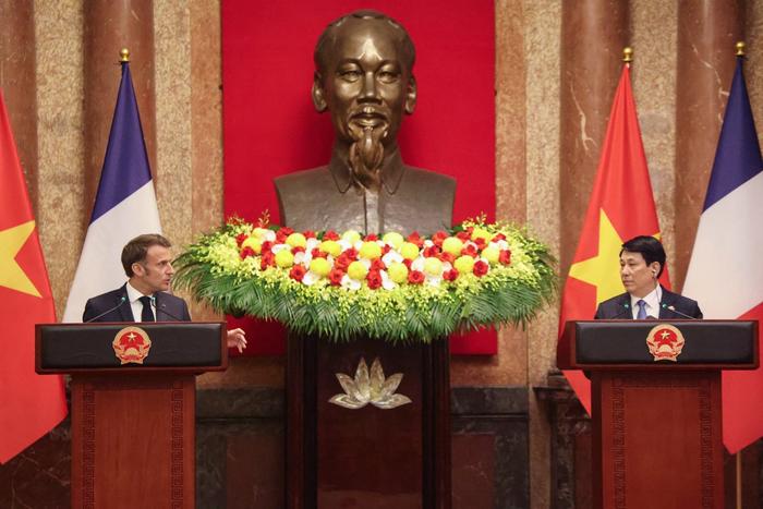 Le président français Emmanuel Macron et le président vietnamien Luong Cuong assistent à un point de presse au palais présidentiel de Hanoï, le 26 mai 2025.