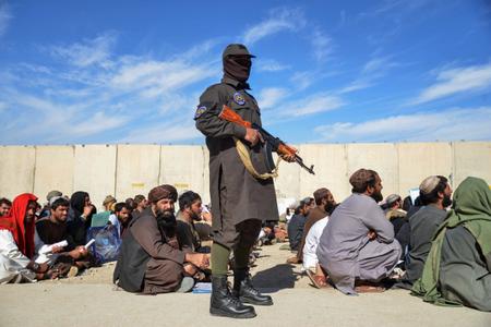 Un membre armé des forces de sécurité talibanes à Kandahar, le 17 novembre 2025.