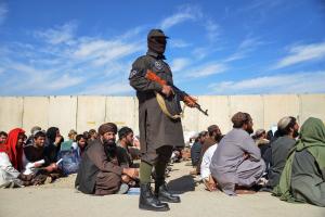 Un membre armé des forces de sécurité talibanes à Kandahar, le 17 novembre 2025.