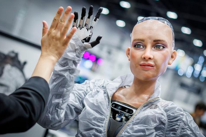 Sophie, un robot utilisant l'intelligence artificielle de Hanson Robotics, échange avec un visiteur lors du Sommet mondial AI for Good de l'Union internationale des télécommunications (UIT) à Genève, le 8 juillet 2025. (Image d'illustration)