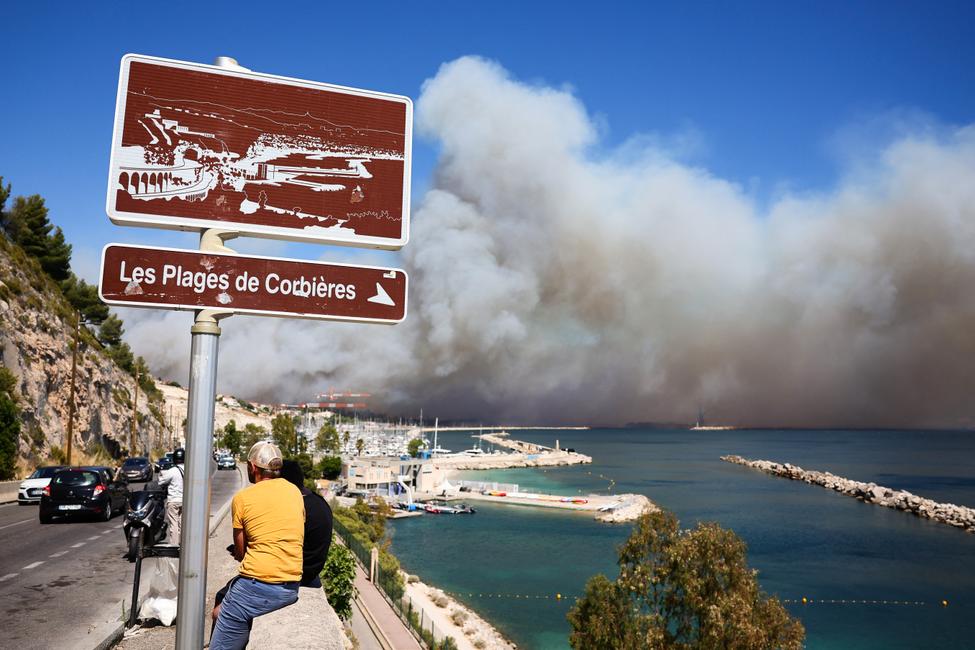 Marseille en proie aux flammes (Photo by Clement MAHOUDEAU / AFP)