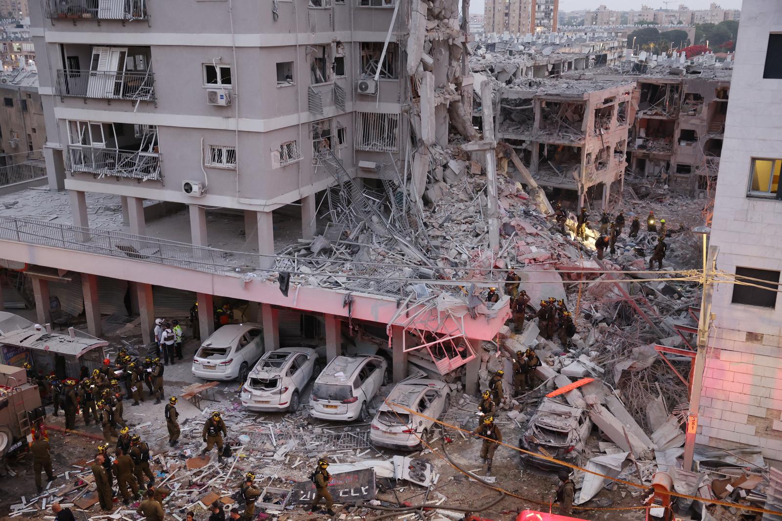 Des secouristes travaillent au milieu des décombres après l'attaque d'un missile iranien sur la ville israélienne de Bat Yam, au sud de Tel-Aviv, le 15 juin 2025. (Image d'illustration)