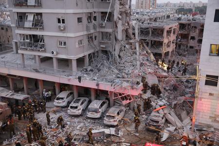 Des secouristes travaillent au milieu des décombres après l'attaque d'un missile iranien sur la ville israélienne de Bat Yam, au sud de Tel-Aviv, le 15 juin 2025. (Image d'illustration)