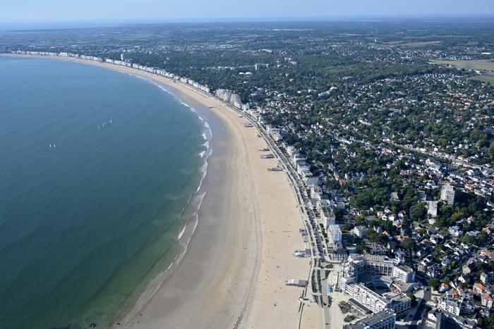 Cette photographie aérienne montre la plage de La Baule-Escoublac, dans l'ouest de la France, le 1er octobre 2025. (Image d'illustration)