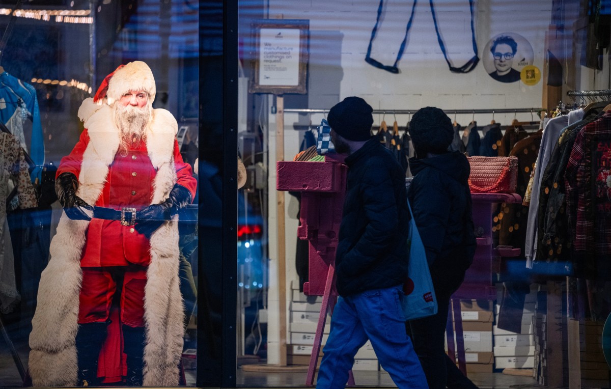 Deux jours avant Noël, « Le Père Noël est toujours fatigué », et les commerçants ne s'attendent pas au rush, parce que les clients n'ont pas le moral