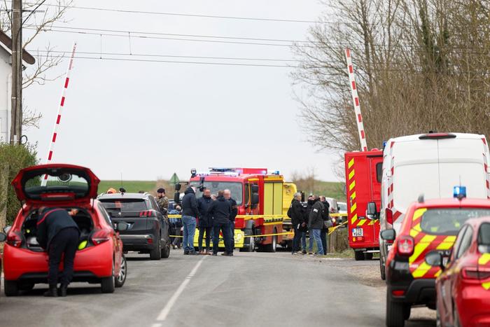 Le personnel de secours d'urgence, les gendarmes et les policiers sur les lieux d'un accident où un TER est entré en collision avec un véhicule militaire à un passage à niveau à Bailleul-Sire-Berthoult, le 17 mars 2025.