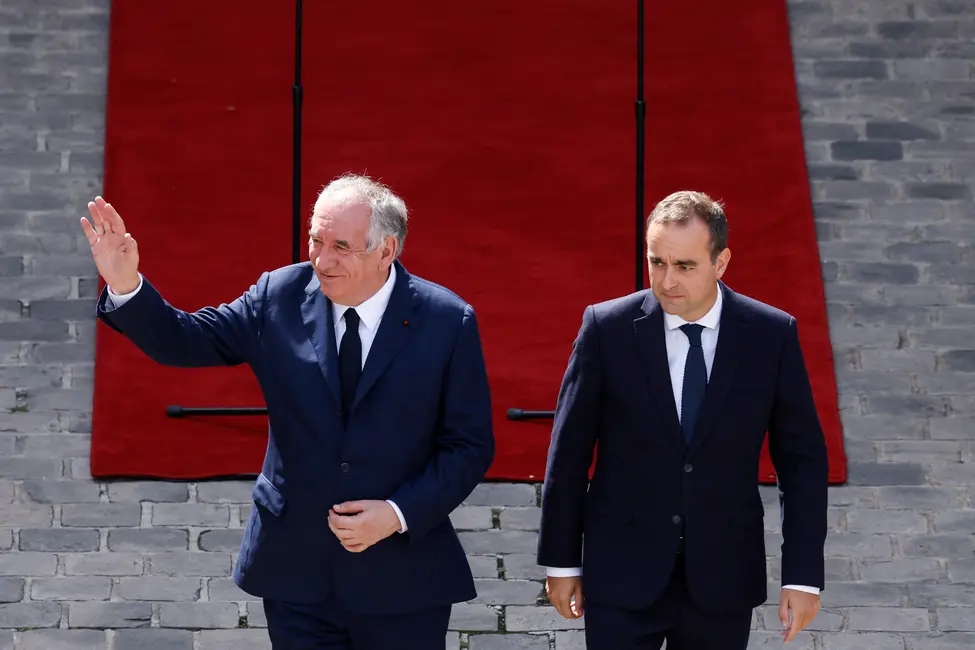 Le Premier ministre français sortant, François Bayrou escorté vers la sortie de Matignon par le nouveau Premier ministre et ancien ministre des Armées, Sébastien Lecornu, à l'issue de la cérémonie de passation de pouvoir à l'hôtel Matignon, le 10 septembre 2025.