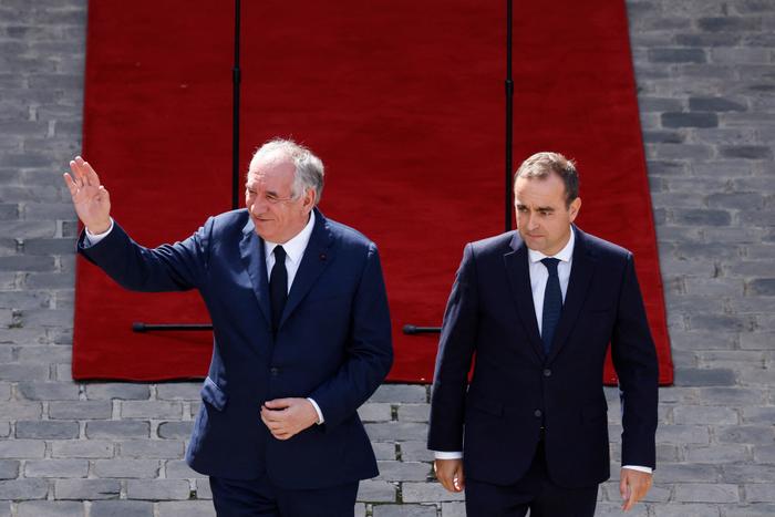 Le Premier ministre français sortant, François Bayrou escorté vers la sortie de Matignon par le nouveau Premier ministre et ancien ministre des Armées, Sébastien Lecornu, à l'issue de la cérémonie de passation de pouvoir à l'hôtel Matignon, le 10 septembre 2025.
