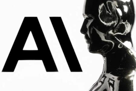 Cette photographie montre une figurine devant le logo de la société américaine de recherche et de sécurité en intelligence artificielle Anthropic, le 13 février 2026.