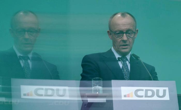 Le chef et principal candidat à la chancellerie de l'Union chrétienne-démocrate d'Allemagne (CDU), Friedrich Merz, s'exprime lors d'une conférence de presse à l'issue d'une réunion de la direction du parti CDU au siège du parti, la Konrad-Adenauer-Haus, à Berlin, le 24 février 2025